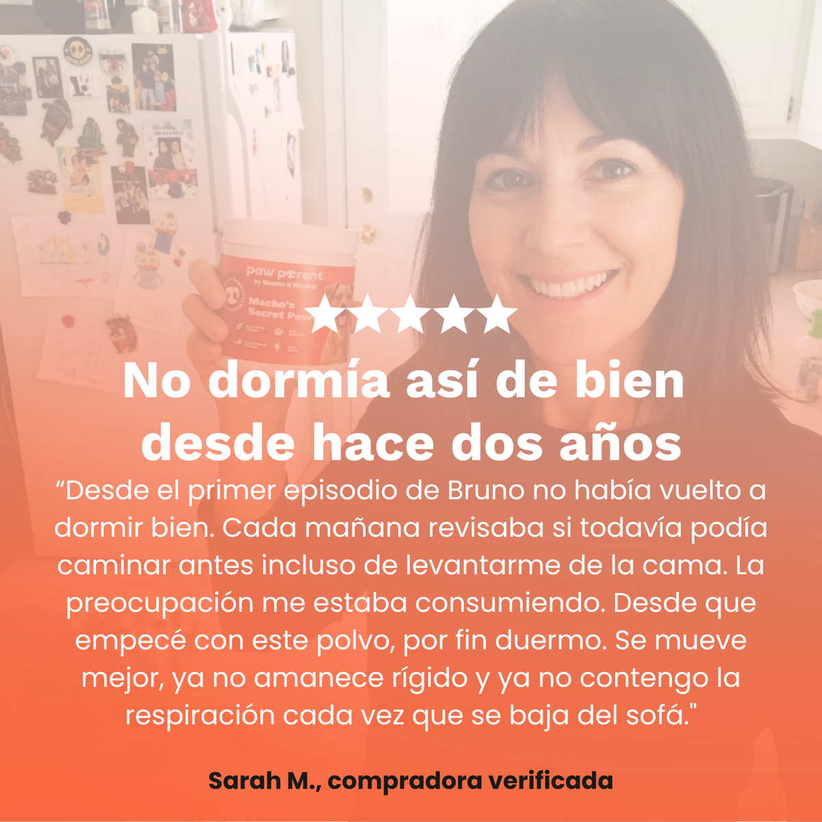 A promotional graphic with a smiling woman holding a red and white bottle in a kitchen setting, overlaid with Spanish text, a five-star rating, and a customer testimonial attributed to Sarah M.