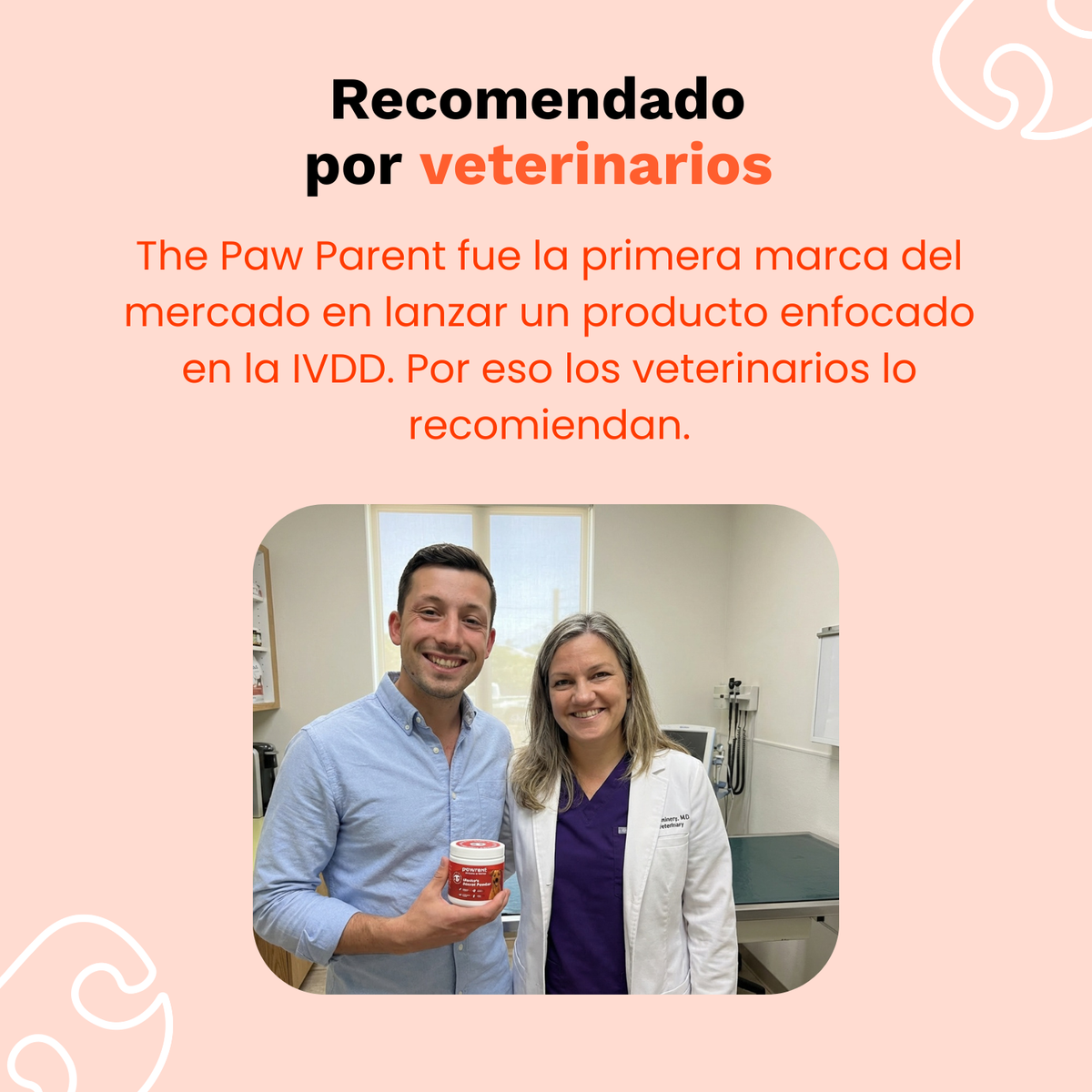 Promotional graphic with Spanish and English text on a peach background, featuring a photo of a man and a veterinarian holding a product cup. The text reads 'Recomendado por veterinarios' and 'The Paw Parent fue la primera marca del mercado en lanzar un producto enfocado en la IVDD.